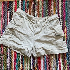 beige lei cargo short. very cute, vintage (?)